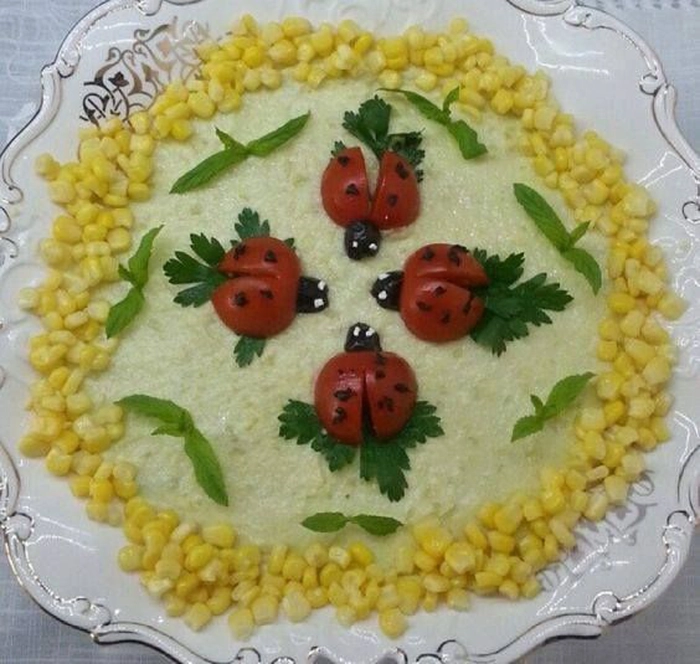 salata de boeuf ornata intr-o farfurie