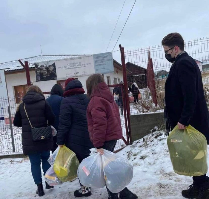 : persoane cu pachete stranse din donatii