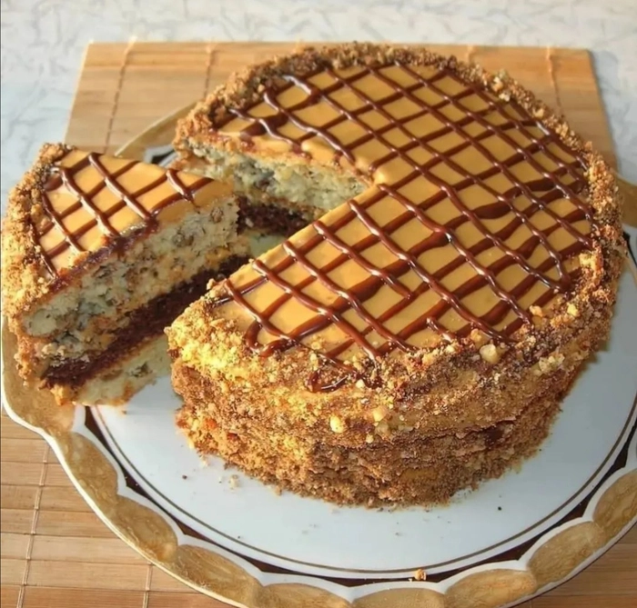 tort de casa taiat pe o farfurie