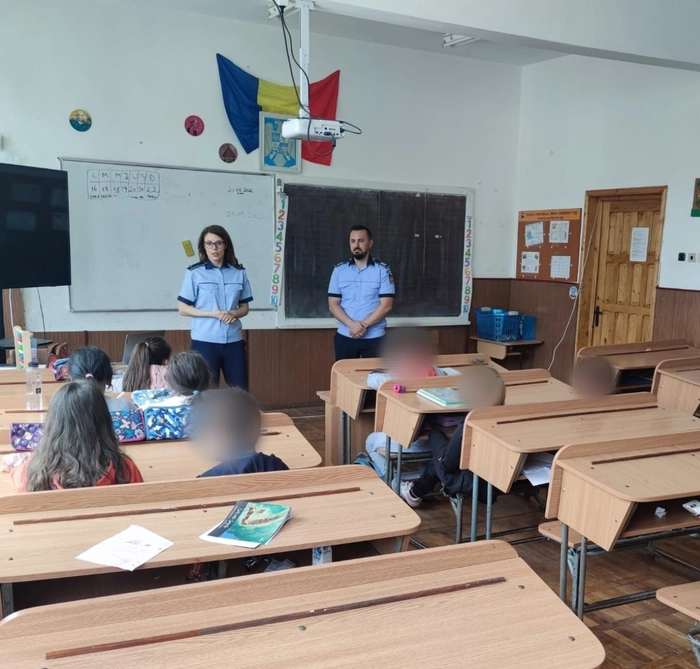 politisti in fata unei sali de clasa