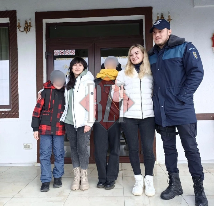 Un polițist si mai multe persoane, in fata unei usi
