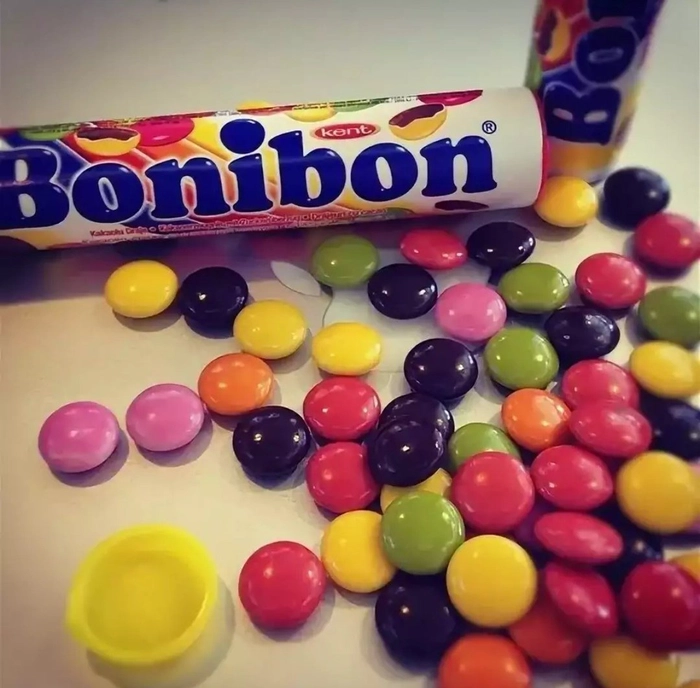 drajeuri bonibon pe o masa