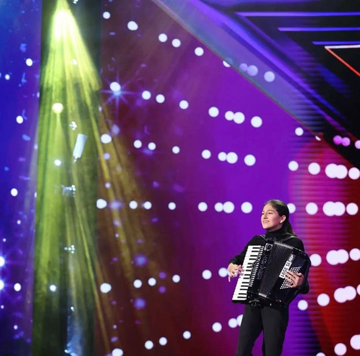 O persoana cu un acordeon
