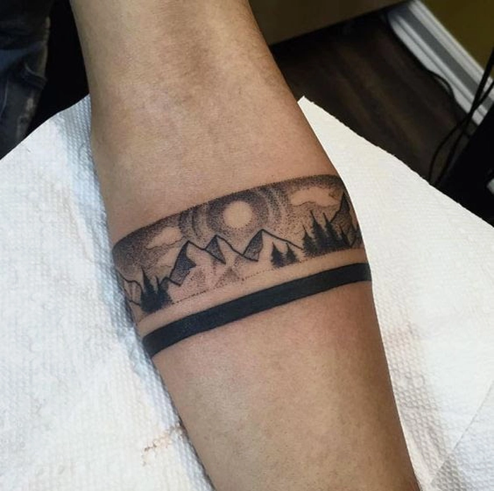 tatuaj tribal pe mana