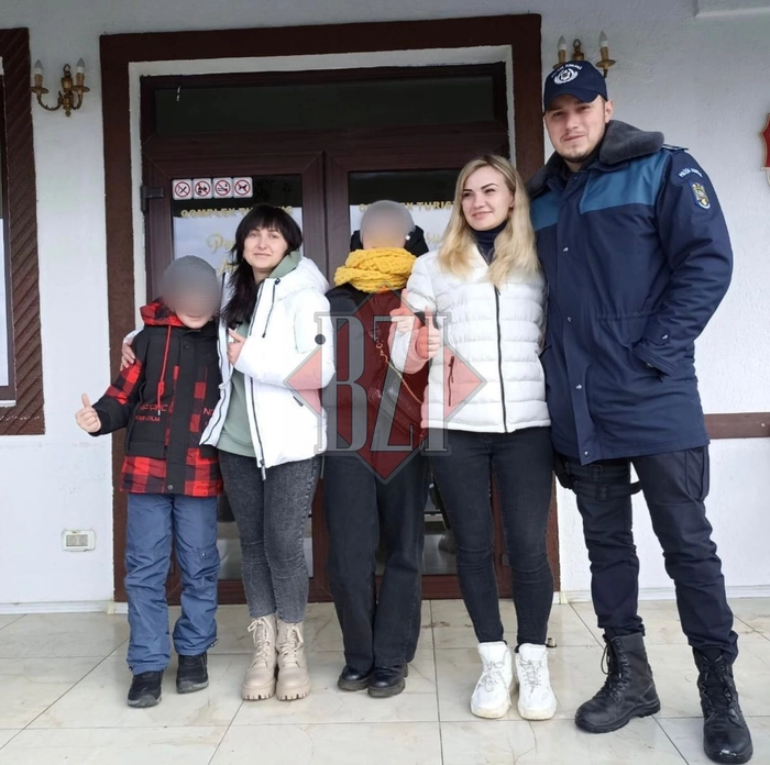 un polițist si mai multe persoane, in fata unei usi
