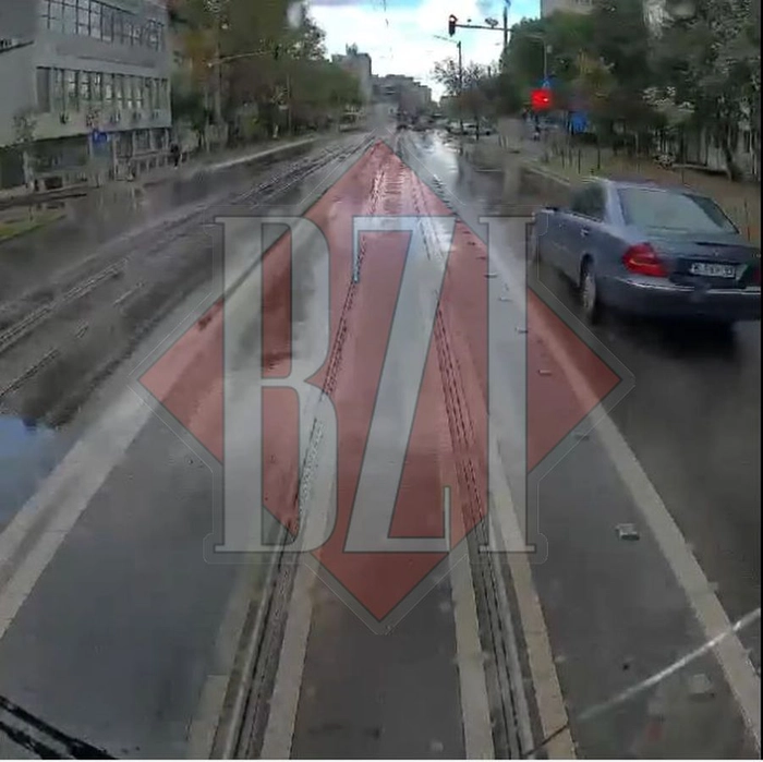 soferul mercedesului trecand pe culoarea rosie a semaforului