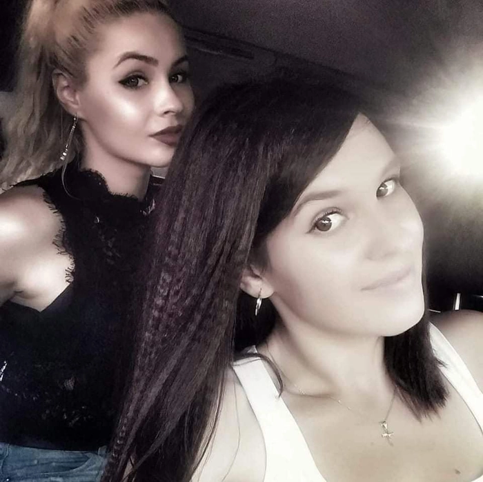  poză cu Roxana și sora sa care a murit anul trecut