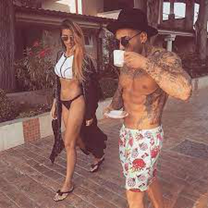 Alex Velea și Antonia, în costum de baie