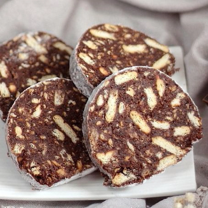 mai multe felii de salam de biscuiti