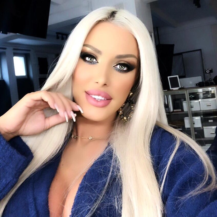 selfie loredana chivu