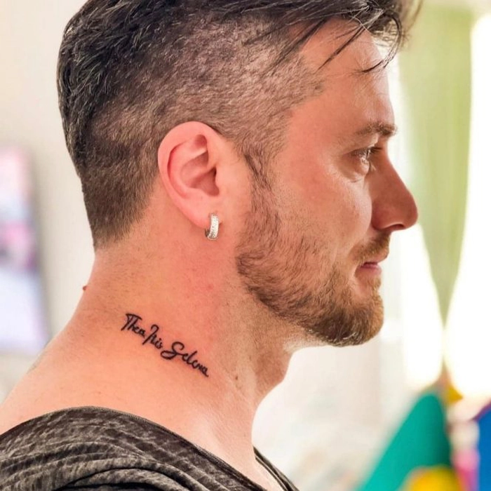 o fraza tatuata pe gatul unui barbat