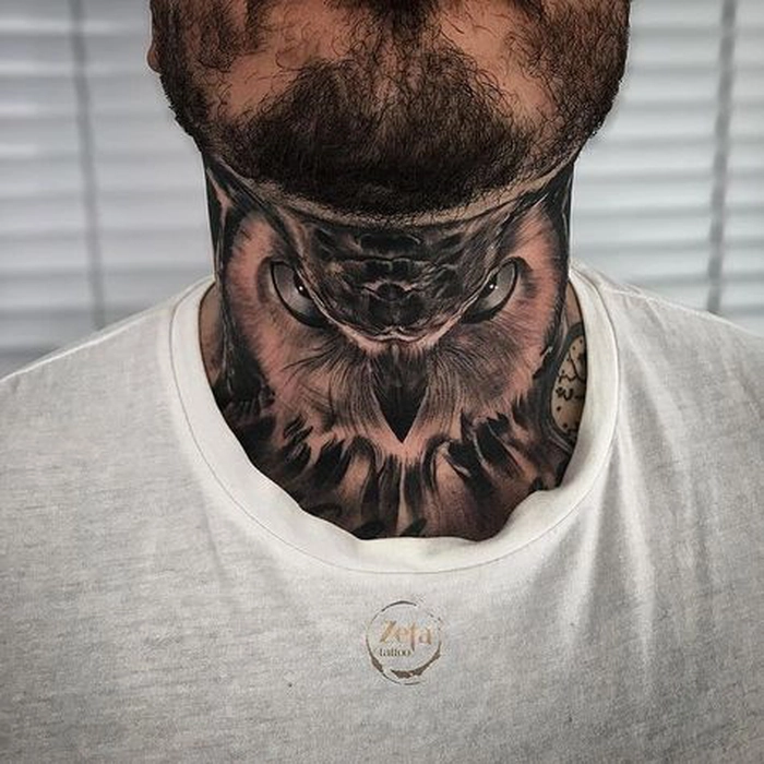 o bufnita tatuata pe gatul unei persoane