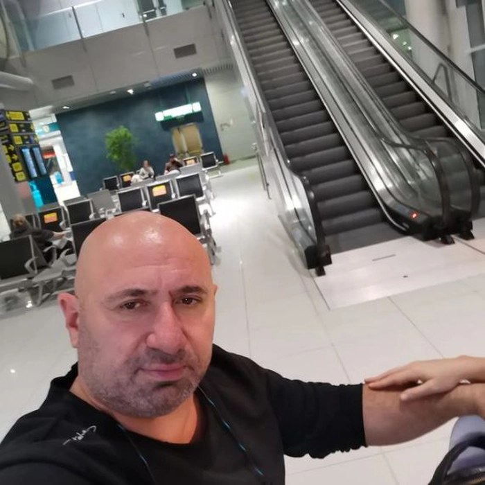 catalin scarlatescu in aeroport fiind atins de o femeie