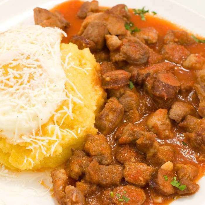 tochitura de porc cu carnat mamaliguta si branza