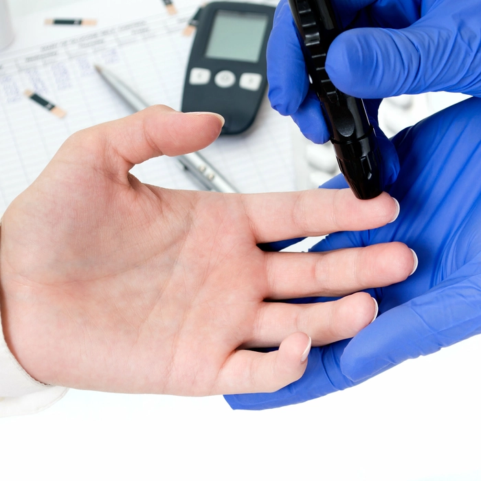 persoana care isi verifica nivelul de glicemie din sange