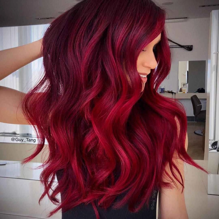 femeie cu parul roscat ombre