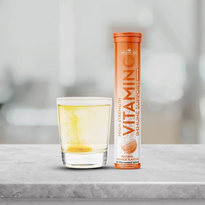 vitamine efervescente langa un pahar