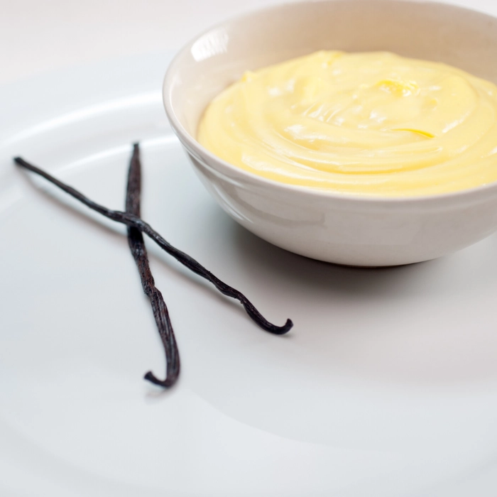 crema de oua pe aburi intr-o farfurie langa doua bete decorative