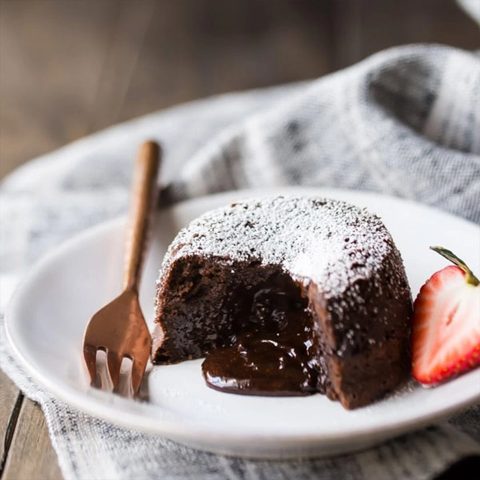lava cake si jumatate de capsuna pe farfurie