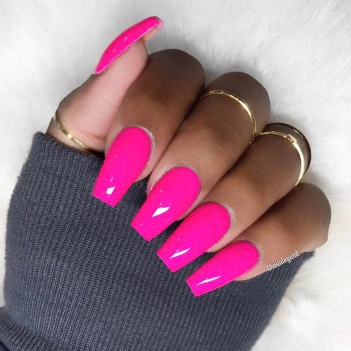 unghiile unei persoane de culoare roz neon