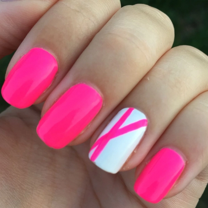 unghiile unei persoane de culoare roz neon