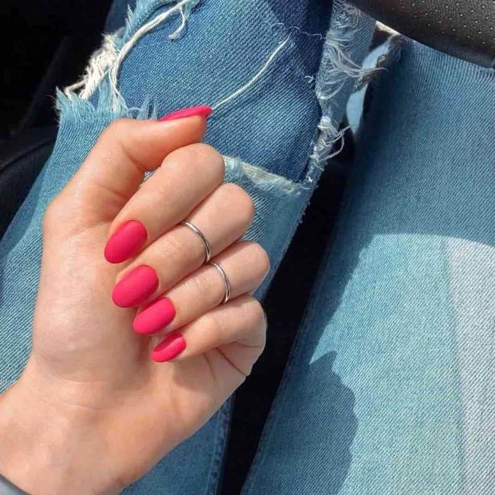 unghiile unei persoane de culoare roz neon