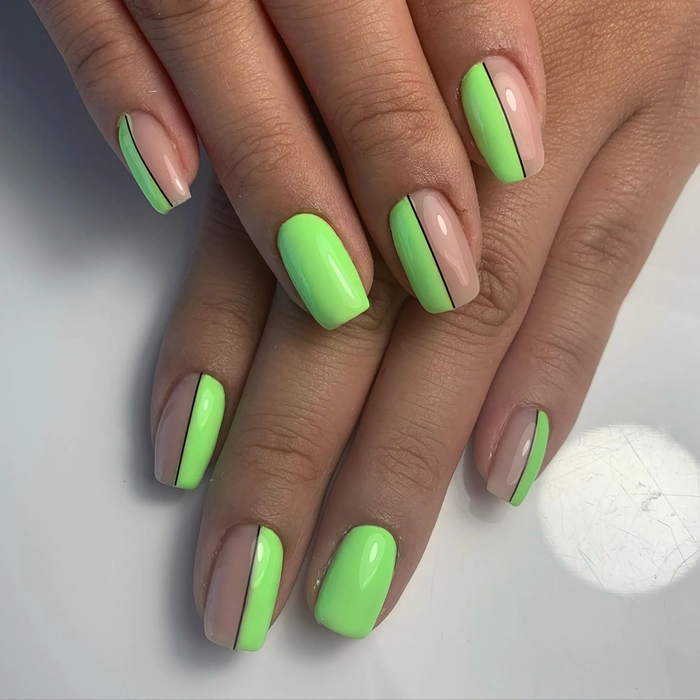 persoana cu unghiile de culoare verde neon