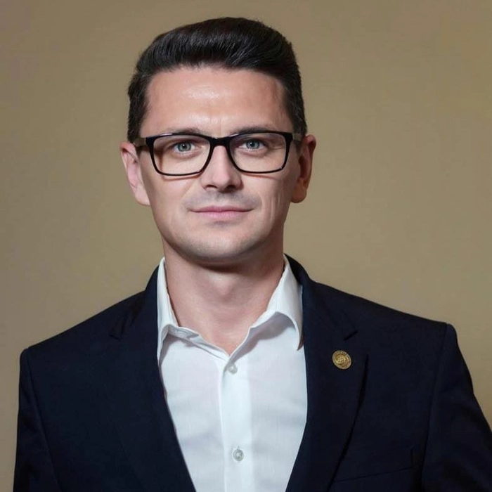 Daniel Juravle poza studio
