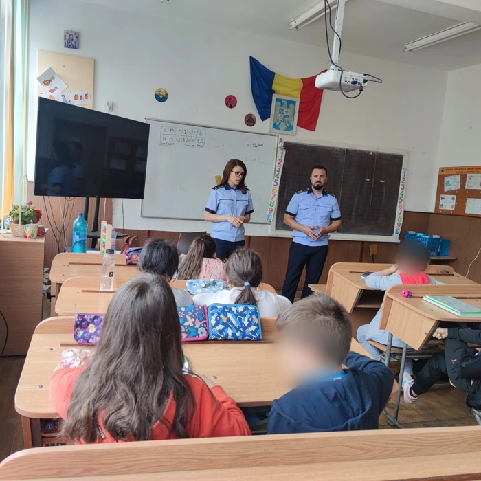 politisti in fata unei sali de clasa