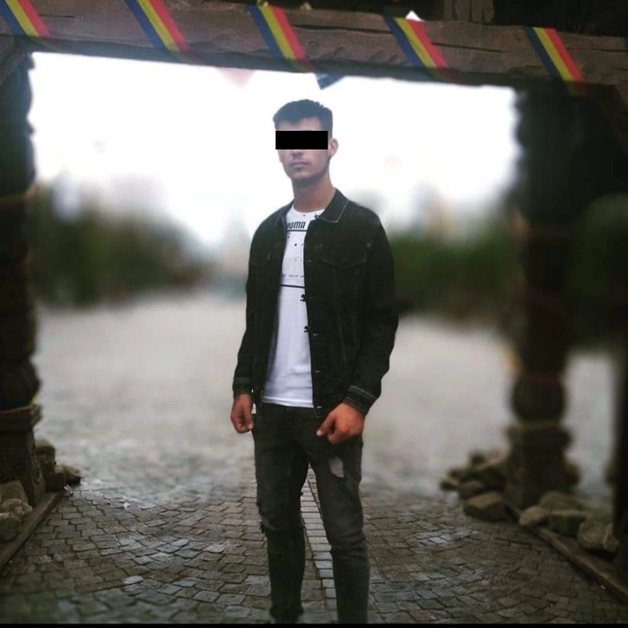 o persoana de sex masculin in picioare