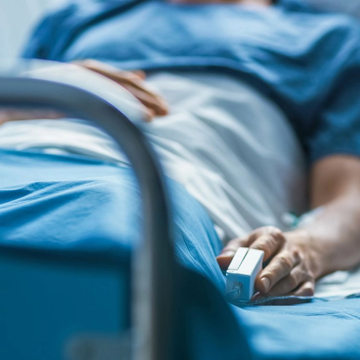 o persoana pe patul de spital