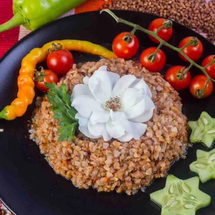 hrisca intr-o farfurie decorata frumos cu mai multe legume