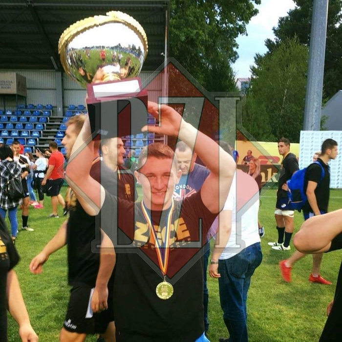 Tanar cu trofeu in maini