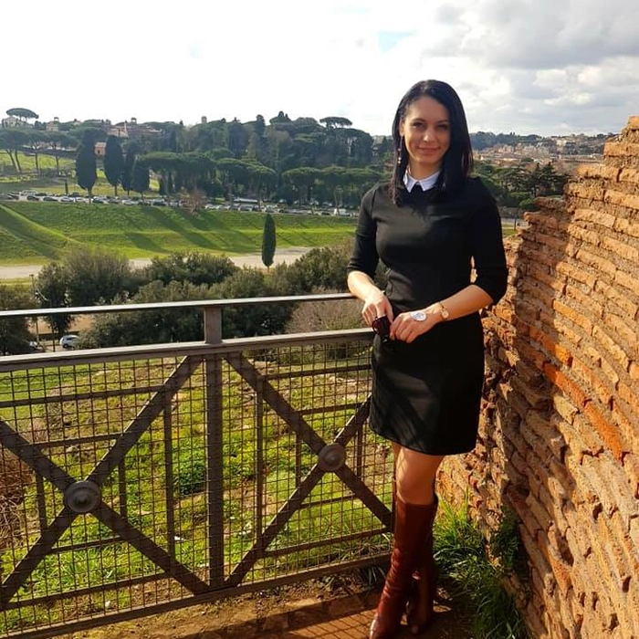 Anca Casmet in parc cu rochie neagra scurta
