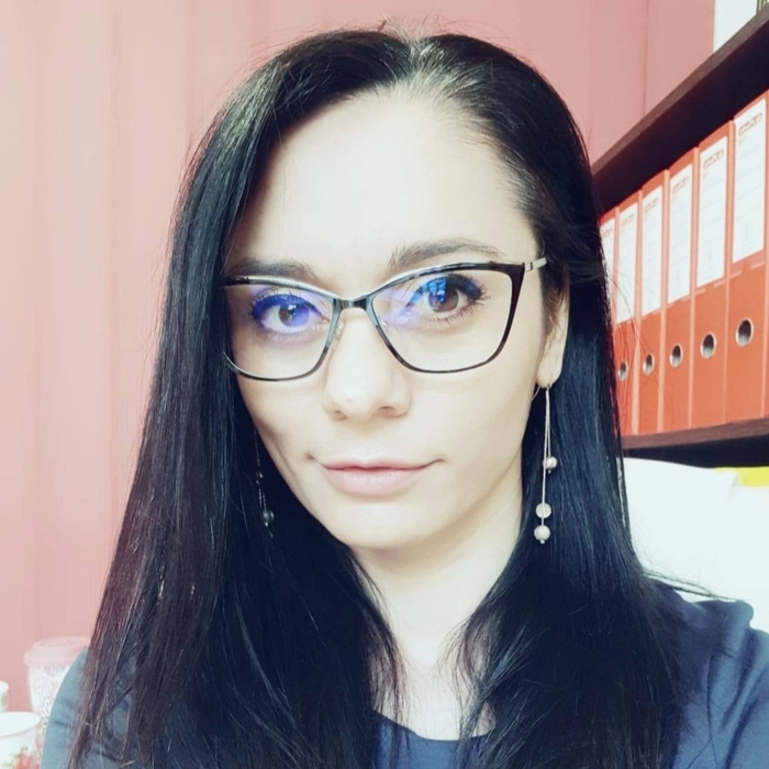 Anca Casmet cu ochelari