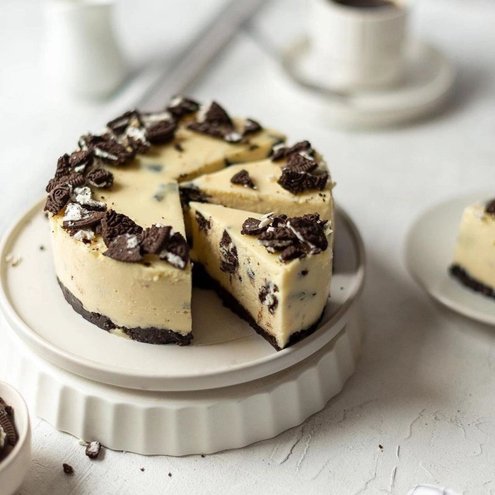 un cheesecake cu oreo pe o farfurie taiat