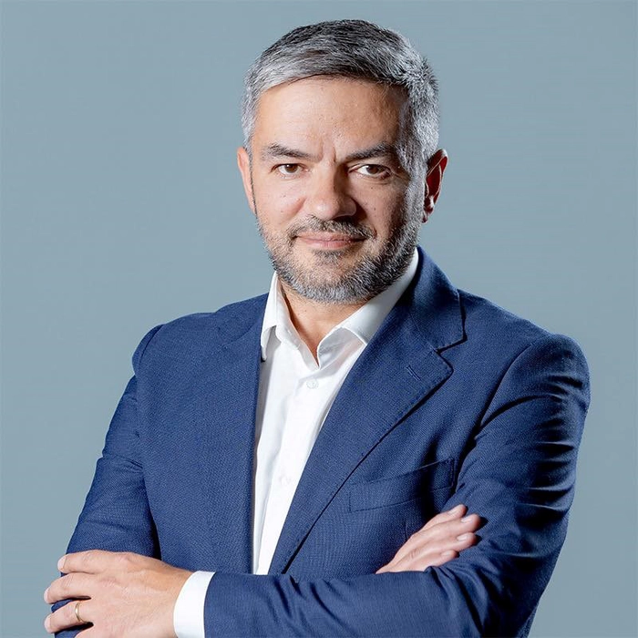 Ciprian Grosu in costum albastru