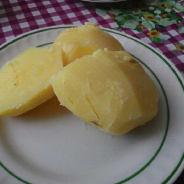 un bol cu cartofi fierti