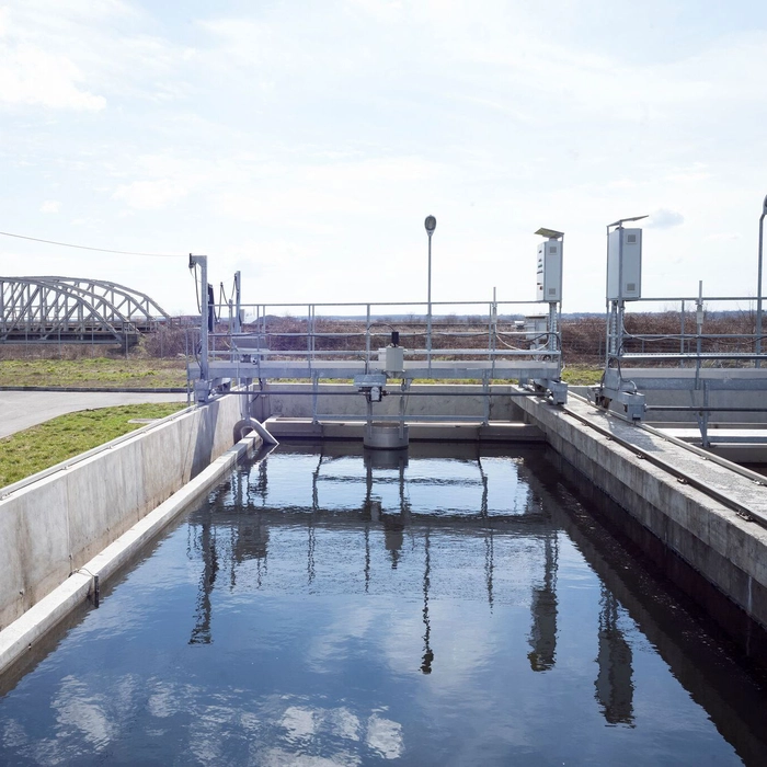 apa intr-un bazin de decantare