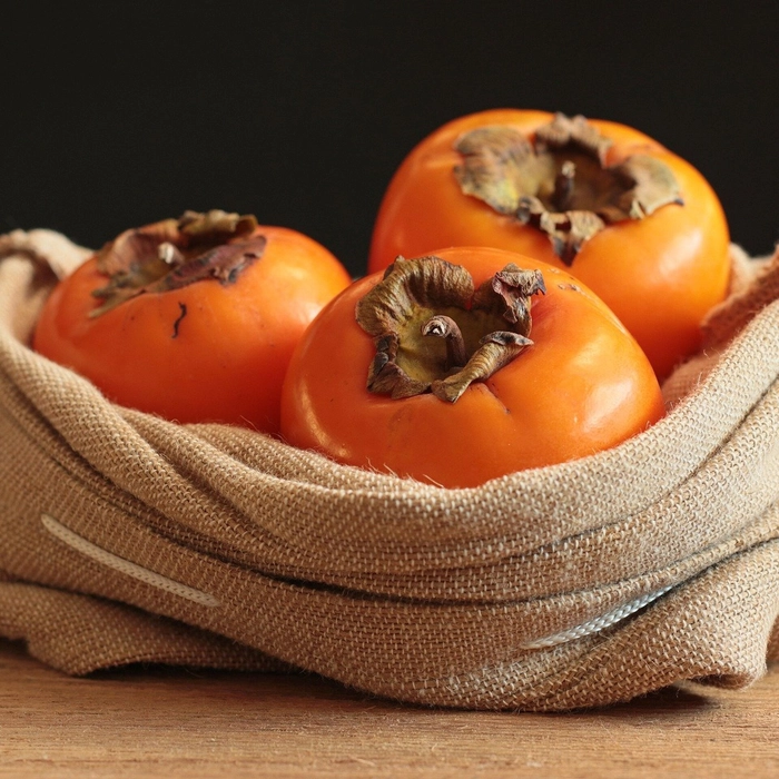 mai multe fructe kaki intr-un sac