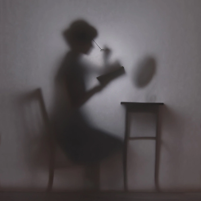 o poză cu o siluetă feminină