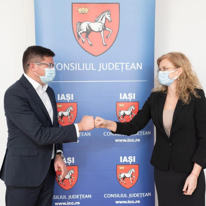 poză cu Alina Belu, managerul Spitalului „Sf. Maria” din Iași, și Costel Alexe, președinte CJ