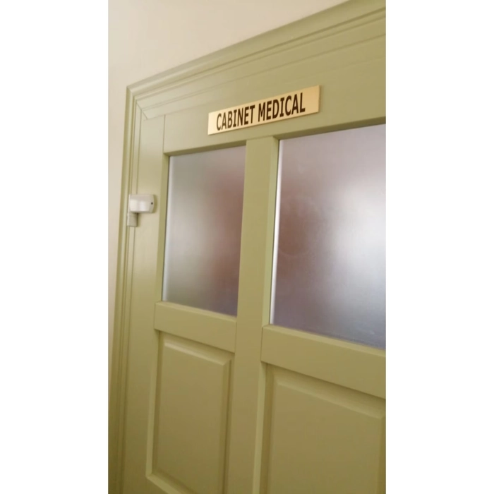 ușa unui cabinet medical