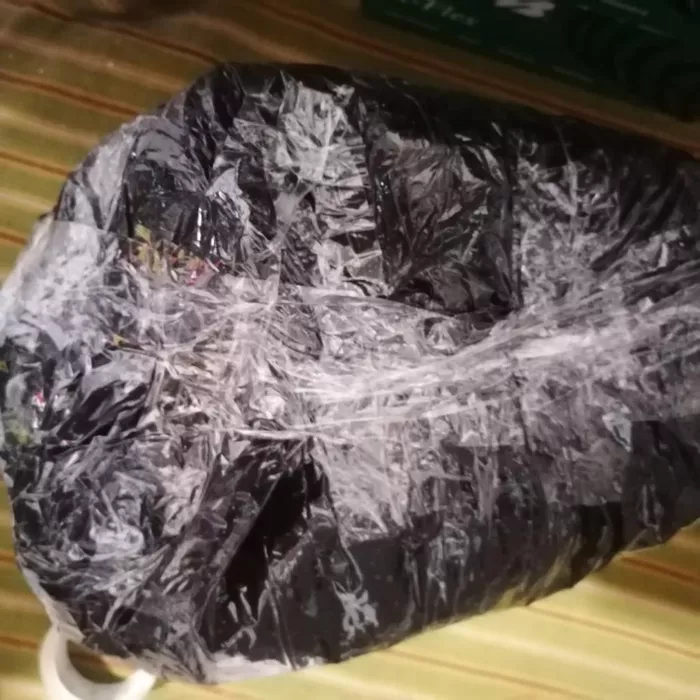un sac negru lipit cu scotch