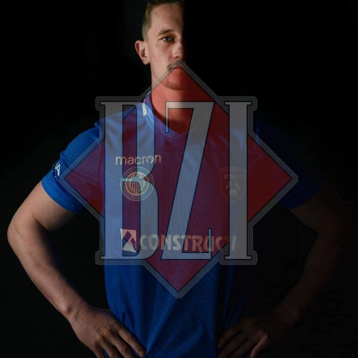Baiat in tricou sport