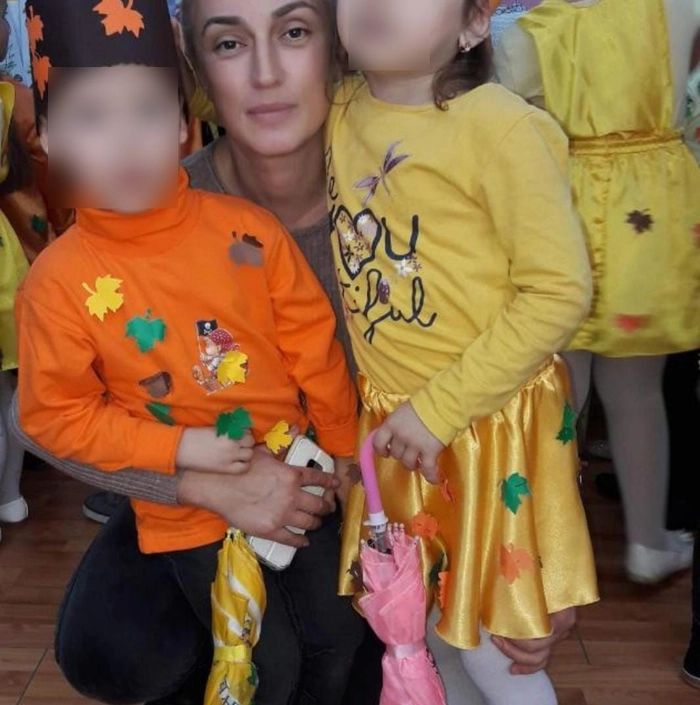 is alaturi de mama lui