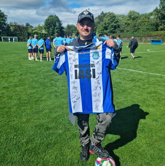 o poza cu Paul Gabriel Tanase pe terenul de fotbal cu un tricou de la Poli Iasi in mana