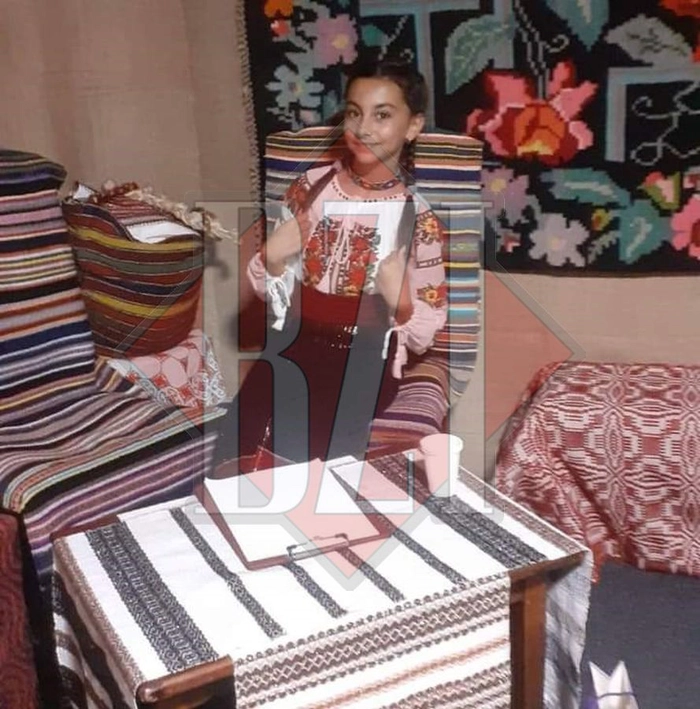 o poza cu o persoana imbracata in costum popular