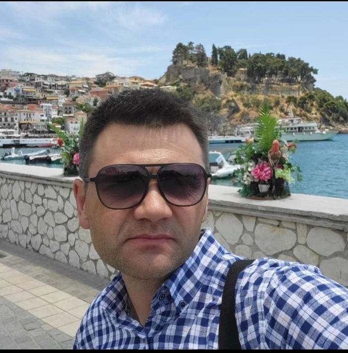 barbat cu ochelari de soare pe faleza