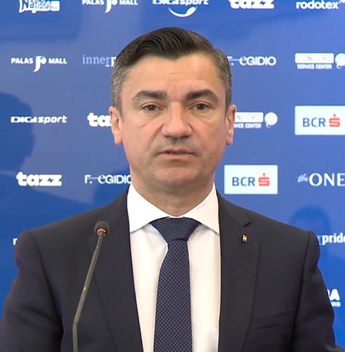  Mihai Chirica la o coinferinta de presa